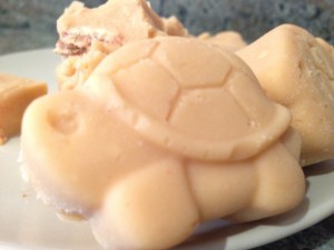 Fudge mit Silikonförmchen zu Figuren umgearbeitet